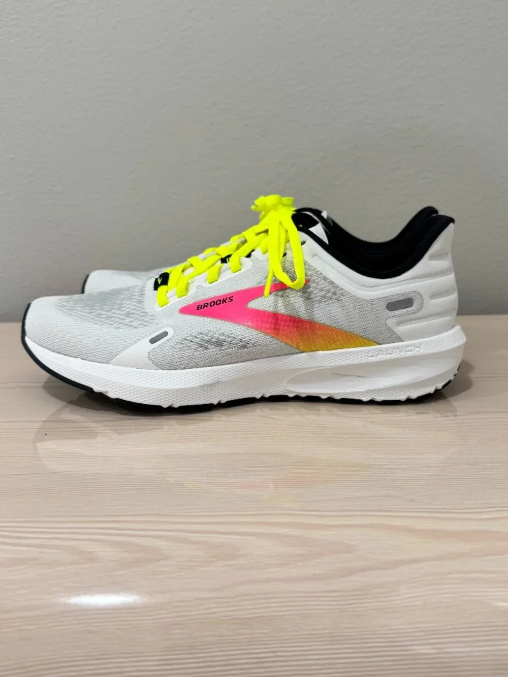 NWOT Brooks Launch 7 Women's Running Shoe Grey/Neon Pink/Neon Yellow Size 9